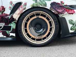 EVO Aero disc achterwiel van koolstofvezel. Porsche 992.1 GT3 RS met aluminium velgen.