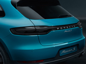 LED tail lights with light panel, darkened. Silver-coloured 'PORSCHE' logo Porsche Macan II - 95B04490500