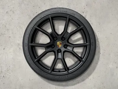 Jeu de roues d'été complètes RS Spyder Design de 21 pouces peintes en noir (finition soyeuse). Porsche Taycan (MK2) 2024>> - 9J1073663NN - 9J1073663NN