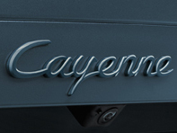'Cayenne'-badge op de achterklep, met grondlaag. Porsche 9YA Cayenne Turbo Coupé - 9Y004487022G2X, 9Y004487022
