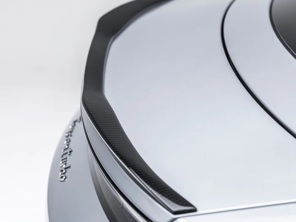 碳纤维后行李箱盖扰流板。保时捷 Taycan turbo / turbo S