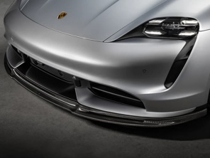碳纤维前保险杠下扰流板。保时捷 Taycan turbo / turbo S
