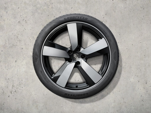 22' Macan Sport summer wheel-and-tyre set, high gloss black. Porsche Macan-e - 95C044660F