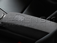 Deckel Ablagefach Mittelkonsole ALCANTARA SCHWARZ mit PORSCHE WAPPEN. Porsche 991 / 981 Boxster / 981 Cayman - 991553982372W0
