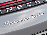 'Panamera Turbo'-embleem achter, met grondlaag. Porsche 971 Panamera 2017 >> - 971044880BG2X