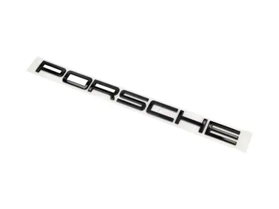Scritta "Porsche" sul cofano posteriore, nera lucida. Porsche 981 Boxster/Cayman 2015-16 - 99155923591