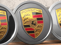 Wieldoppen in platina (zijdeglans) met gekleurd Porsche embleem voor Porsche Taycan / Panamera - 9J1073000C