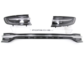 LED-Heckleuchten mit Lichtblende, abgedunkelt. schwarz eingefärbter „PORSCHE“ Schriftzug Porsche Macan II - 95B04490502, 95B945091N, 95B945092N, 95B945208FY, 95B853687A