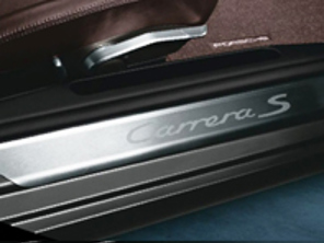 Seitenschwellerleisten in Edelstahl mit Logo. Porsche 997 MKI / 997 MKII - 99755198107, 99755198109, 99755198108, 99755198110, 99755198111, 99755198114, 99755198112, 99755198113