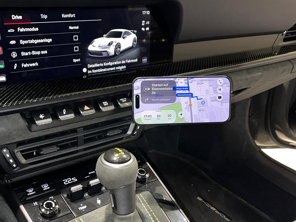 智能手机支架和充电器。保时捷 992