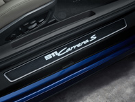 Molduras de acceso de las puertas en aluminio plata oscuro cepillado, iluminadas. Porsche 992.1 - 99204482060