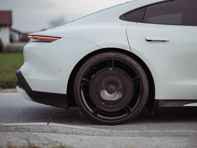 EVO Aero Scheibenrad hinten, Carbonfaser für Leichtmetallfelge. Porsche 9J1 Taycan