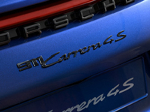 Targhetta posteriore '911 CARRERA 4S', in nero lucido. Porsche 992 (911) - 992044822041