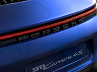 'PORSCHE'-embleem op de achterkant, in hoogglanzend zwart. Porsche 992 (911) - 99204481900041