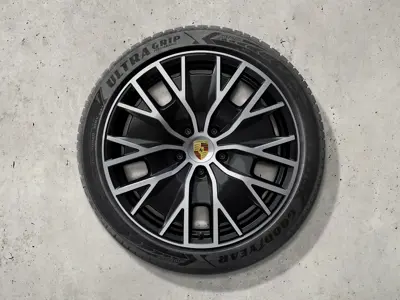 Ensemble de jantes et pneus d'hiver Taycan Turbo S Aero Design de 20 pouces peints en noir (finition brillante). Porsche Taycan (MK2) Cross Turismo 2024>> - 9J1073603FF - 9J1073603FF