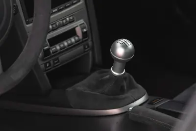 Pommeau de levier de vitesse classique en aluminium - Argent - pour modèles avec boîte manuelle à 6 vitesses. Porsche 987 Boxster/Cayman / 997 - 99742407500FOT, 99742407500FOU, 99742407500FOV, 99742407500FOW, 99742407500FPW, 99742407500FPX, 9974240750FPW, 99742407500FOY, 99742407501FOT, 99742407500FOX, 99742407500FOZ - FOZ0FOY
