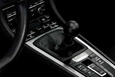 Aluminium zwarte klassieke pookknop 7 versnellingen. Porsche 991 / 992 - 991424075108YR, 991424075208YR, 9914240752522W0, 991424075262W0, 991424075322W0, 991424980138YR, 991424980137A0, 991424980138C0, 991424980139H6, 99142498013N11, 99142498013PL1, 991424980238YR, 99142498023DSY, 99142498023DVG, 991424980236U7, 991424980237A0, 991424980238C0, 991424980239H6, 99142498023PL1, 99142498023N11, 991424075318YR, 991424980358YR, 99142498035OG6, 99142498035PL1, 99142498035OH7, 99142498035OK6, 991424980358C0, 991424980359H6, 992711141C8YR, 992711141DOX7, 992711141EOX7, 9927111418YR, 992711141FOX7