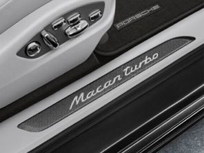 带徽标的碳纤维侧裙饰条。保时捷 Macan - 95B04480090, 95B04480091, 95B04480092