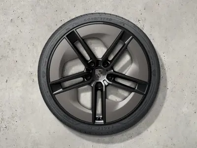 Ensemble de jantes et pneus d'été au design exclusif Taycan de 21 pouces, peints en noir (finition brillante) avec Aeroblades peints en Turbonite. Porsche Taycan Turbo (MK2) 2024>> - 9J1073663TC - 9J1073663TC