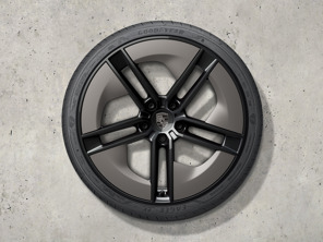 21 英寸 Taycan 独家设计夏季车轮和轮胎套件，采用黑色（高光）涂漆，配有 Turbonite 涂漆的 Aeroblade。保时捷 Taycan Turbo (MK2) 2024>> - 9J1073663TC - 9J1073663TC