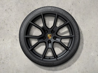 Juego de ruedas y neumáticos de invierno RS Spyder Design de 21 pulgadas, pintados en negro (brillo satinado). Porsche Taycan (MK2) 2024>> - 9J1073603NN - 9J1073603NN