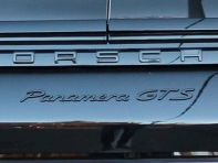 Stemma posteriore 'PANAMERA GTS', con primer. Porsche 971 Panamera 2017>> - 971044880A, 971044880AG2X