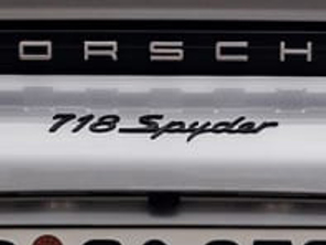 "Spyder" Achterembleem voor Porsche 718 (982) Boxster Spyder - 98204480083G2X