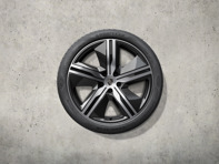 22 英寸 Macan 独家设计的夏季车轮和轮胎套件，带碳纤维空气动力叶片。保时捷 Macan-e - 95C044660Q