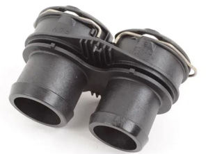 Pieza de conexión de manguera de refrigerante. Porsche 987 Boxster / 987C Caimán / 997 - 99710625502