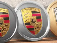 Radkappen in Platinsilber mit farbigem Porsche Wappen für Porsche Taycan / Panamera - 9J1073002