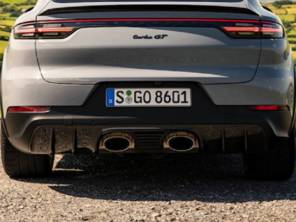 后保险杠下部中央饰条碳亮黑色。保时捷 9YA 卡宴涡轮 GT 轿跑车 - 9Y0807834MO3G