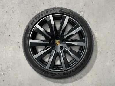 Ensemble de jantes et pneus d'hiver Taycan Tequipment Design de 20 pouces, peints en noir (finition brillante). Porsche Taycan (MK2) 2024>> - 9J1073603HH