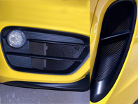 完整的前保险杠和侧通风口金属丝网套件。保时捷 981 Cayman