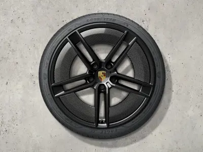 Ensemble de jantes et pneus d'été Taycan de 21 pouces au design exclusif, peints en noir (finition brillante) avec Aeroblades Carbon. Porsche Taycan (MK2) 2024>> - 9J1073663TA - 9J1073663TA