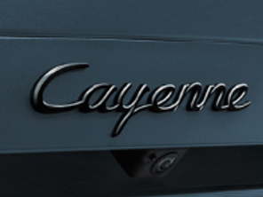 Targhetta sul cofano posteriore 'Cayenne', in colore nero (lucido). Porsche 9YA Cayenne E-Hybrid - 9Y004487004041, 9Y004487004
