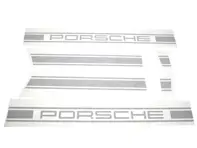 Seitliche Zierstreifen mit PORSCHE Schriftzug. Porsche 9YA Cayenne - 9Y008887017, 9Y008887018, 9Y008887019, 9Y008887020, 9Y0088095B, 9Y0088095D, 9Y0088095C, 9Y0088095E