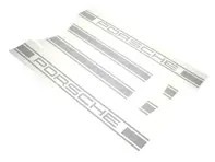 Seitliche Zierstreifen mit PORSCHE Schriftzug. Porsche 9YA Cayenne - 9Y0088870, 9Y008887037, 9Y008887038, 9Y008887039, 9Y008887040, 9Y0088095G, 9Y0088095H, 9Y0088095J, 9Y0088095F - 9Y0088095G, 9Y0088095H, 9Y0088095J, 9Y0088095F