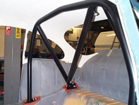 防滚架 6 点螺栓固定。保时捷 356C 无天窗