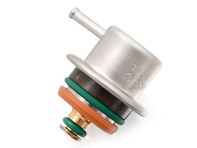 Régulateur de pression sur le tuyau de collecte de carburant. Porsche 996 / 986 Boxster - 99311019901, 99311019982