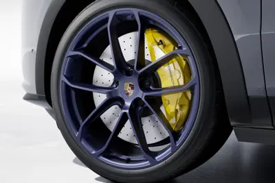 Rear 22-inch GT Design Alloy wheel, in Ocean Blue Pearl effect. Porsche 9YA / 9YB Cayenne - 9Y3601025APIG4, 9Y3601025BAIG4