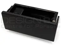 插入黑色漆烟灰缸。保时捷 986 / 996