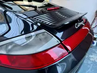 Achter Duck Tail (Ducktail) RS Spoiler met 3e remlichtgat Porsche 996