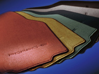 Fußmatten-Set. Porsche Cayman 987C (mit Bose-System) RHD – Rechtslenker - 98704480092, 98755198411, 98704480111A43, 98755198407B21, 98704480111N43, 98704480092A10, 98755198407A41, 98755198411A43, 98704480121A43, 98755198411B23, 98755198407J41, 98755198407R41, 98755198407M21, 98704480092T10, 98755198407T21